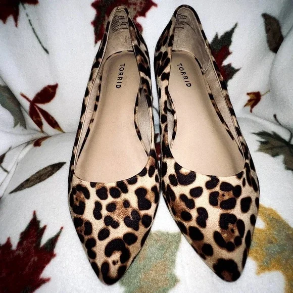 TORRID SIZE 10W LEOPARD CHEETA ANIMAL PRINT FLATS - Picture 1 of 11